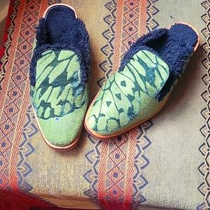 Free People green faux fur lined slides SZ 7.5